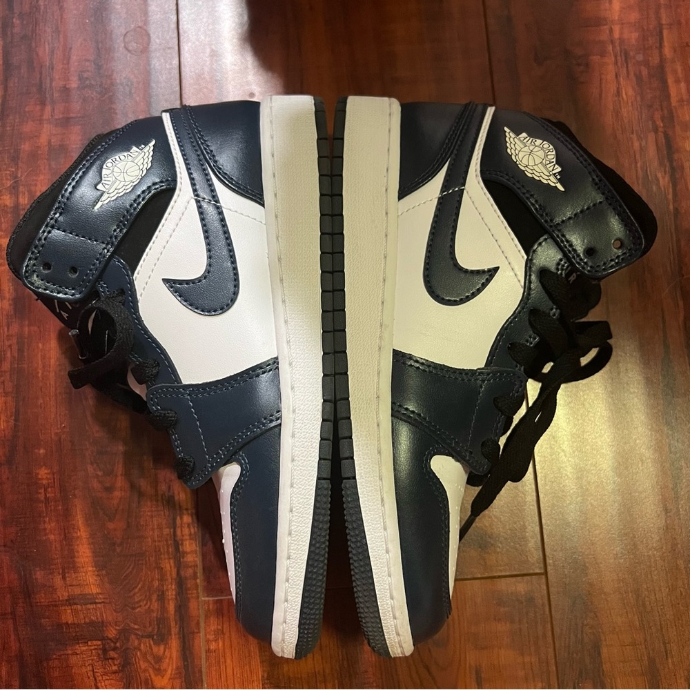 Navy mid Jordan 1